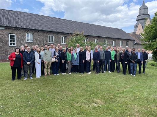 Gruppenfoto Seitenansicht Hotel